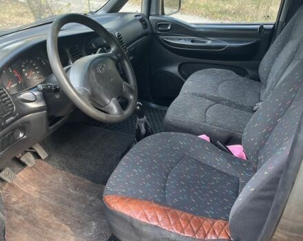 Сірий Хендай Н 200, об'ємом двигуна 2.5 л та пробігом 240 тис. км за 4000 $, фото 10 на Automoto.ua