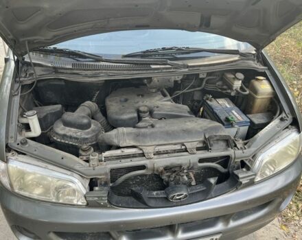 Сірий Хендай Н 200, об'ємом двигуна 2.5 л та пробігом 240 тис. км за 4000 $, фото 11 на Automoto.ua