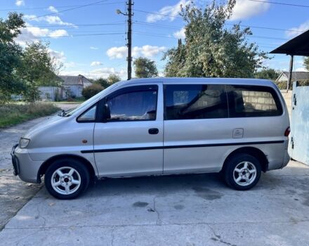 Серый Хендай Н 200, объемом двигателя 2.5 л и пробегом 382 тыс. км за 3600 $, фото 3 на Automoto.ua