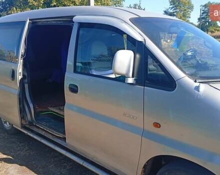 Серый Хендай Н 200, объемом двигателя 2.48 л и пробегом 363 тыс. км за 3800 $, фото 1 на Automoto.ua