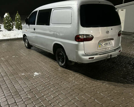 Серый Хендай Н 200, объемом двигателя 2.5 л и пробегом 380 тыс. км за 2400 $, фото 5 на Automoto.ua