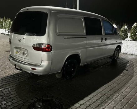 Серый Хендай Н 200, объемом двигателя 2.5 л и пробегом 380 тыс. км за 2400 $, фото 3 на Automoto.ua