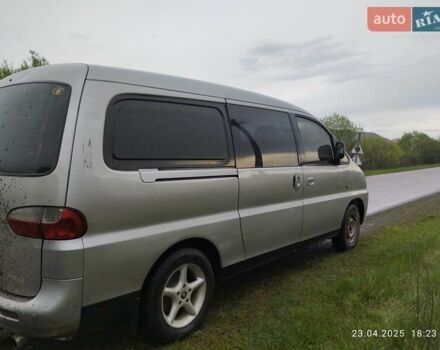 Серый Хендай Н 200, объемом двигателя 2.5 л и пробегом 380 тыс. км за 3500 $, фото 3 на Automoto.ua