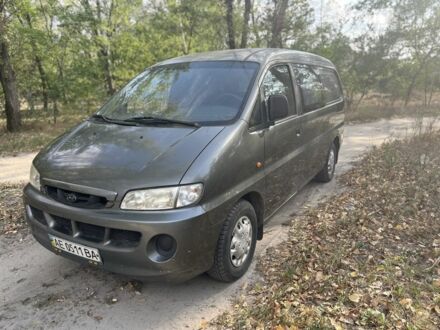 Сірий Хендай Н 200, об'ємом двигуна 2.5 л та пробігом 240 тис. км за 4000 $, фото 1 на Automoto.ua