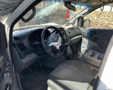 Белый Хендай Н1 (Старекс), объемом двигателя 2.5 л и пробегом 180 тыс. км за 3900 $, фото 4 на Automoto.ua