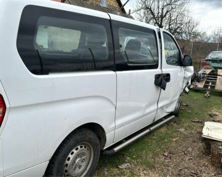 Белый Хендай Н1 (Старекс), объемом двигателя 2.5 л и пробегом 180 тыс. км за 3900 $, фото 2 на Automoto.ua