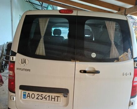 Белый Хендай Н1 (Старекс), объемом двигателя 2.5 л и пробегом 370 тыс. км за 7600 $, фото 2 на Automoto.ua
