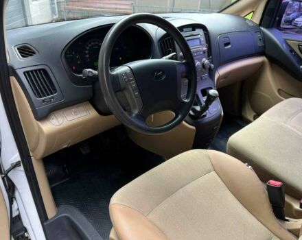 Белый Хендай Н1 (Старекс), объемом двигателя 2.5 л и пробегом 235 тыс. км за 10900 $, фото 11 на Automoto.ua