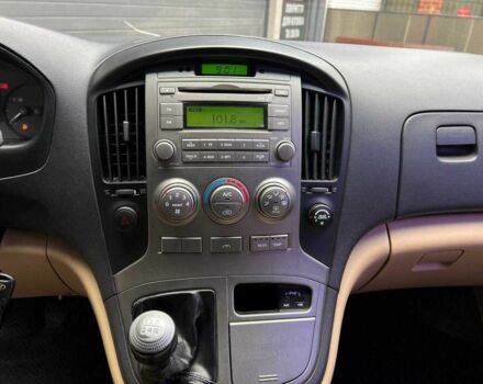 Белый Хендай Н1 (Старекс), объемом двигателя 2.5 л и пробегом 235 тыс. км за 10900 $, фото 20 на Automoto.ua