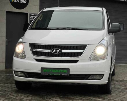 Белый Хендай Н1 (Старекс), объемом двигателя 2.5 л и пробегом 235 тыс. км за 10900 $, фото 2 на Automoto.ua