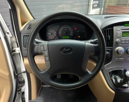 Белый Хендай Н1 (Старекс), объемом двигателя 2.5 л и пробегом 235 тыс. км за 10900 $, фото 19 на Automoto.ua