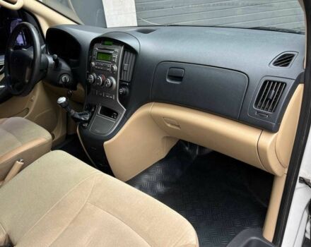 Белый Хендай Н1 (Старекс), объемом двигателя 2.5 л и пробегом 235 тыс. км за 10900 $, фото 15 на Automoto.ua