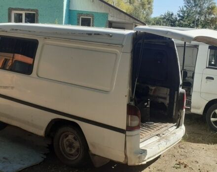 Белый Хендай Н1 (Старекс), объемом двигателя 2.5 л и пробегом 200 тыс. км за 2602 $, фото 2 на Automoto.ua