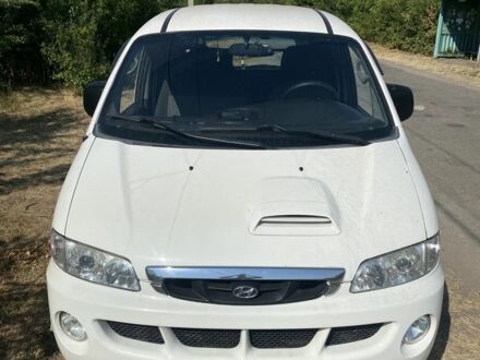 Белый Хендай Н1 (Старекс), объемом двигателя 2.5 л и пробегом 295 тыс. км за 4800 $, фото 1 на Automoto.ua