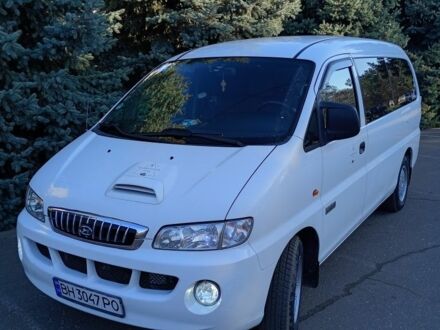 Белый Хендай Н1 (Старекс), объемом двигателя 2.5 л и пробегом 310 тыс. км за 6000 $, фото 1 на Automoto.ua