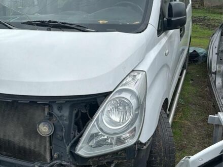 Белый Хендай Н1 (Старекс), объемом двигателя 2.5 л и пробегом 180 тыс. км за 3900 $, фото 1 на Automoto.ua