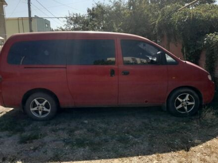 Красный Хендай Н1 (Старекс), объемом двигателя 2.5 л и пробегом 232 тыс. км за 3500 $, фото 1 на Automoto.ua