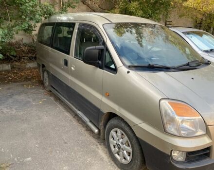 Серый Хендай Н1 (Старекс), объемом двигателя 2.5 л и пробегом 311 тыс. км за 3500 $, фото 2 на Automoto.ua