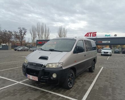 Серый Хендай Н1 (Старекс), объемом двигателя 2.5 л и пробегом 300 тыс. км за 4600 $, фото 2 на Automoto.ua