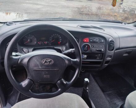 Серый Хендай Н1 (Старекс), объемом двигателя 2.5 л и пробегом 300 тыс. км за 6000 $, фото 4 на Automoto.ua