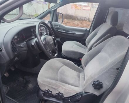 Серый Хендай Н1 (Старекс), объемом двигателя 2.5 л и пробегом 300 тыс. км за 6000 $, фото 5 на Automoto.ua