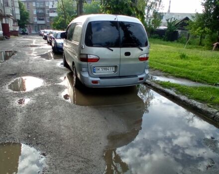 Серый Хендай Н1 (Старекс), объемом двигателя 2.4 л и пробегом 210 тыс. км за 4099 $, фото 2 на Automoto.ua