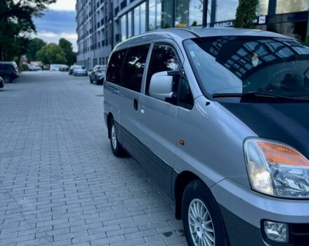 Серый Хендай Н1 (Старекс), объемом двигателя 2.4 л и пробегом 315 тыс. км за 8688 $, фото 1 на Automoto.ua