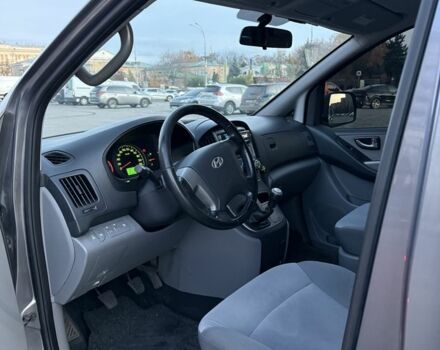 Серый Хендай Н1 (Старекс), объемом двигателя 2.5 л и пробегом 219 тыс. км за 10000 $, фото 4 на Automoto.ua