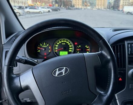 Серый Хендай Н1 (Старекс), объемом двигателя 2.5 л и пробегом 219 тыс. км за 10000 $, фото 5 на Automoto.ua