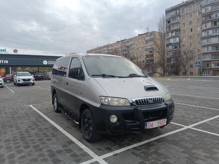 Серый Хендай Н1 (Старекс), объемом двигателя 2.5 л и пробегом 300 тыс. км за 4600 $, фото 1 на Automoto.ua