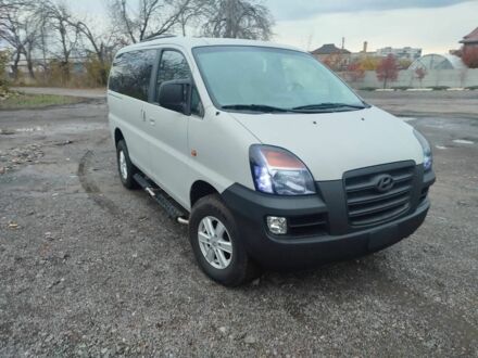 Серый Хендай Н1 (Старекс), объемом двигателя 2.5 л и пробегом 300 тыс. км за 6000 $, фото 1 на Automoto.ua