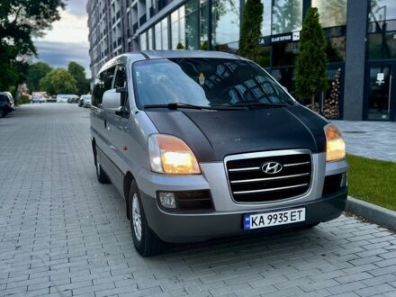 Серый Хендай Н1 (Старекс), объемом двигателя 2.4 л и пробегом 315 тыс. км за 8688 $, фото 1 на Automoto.ua