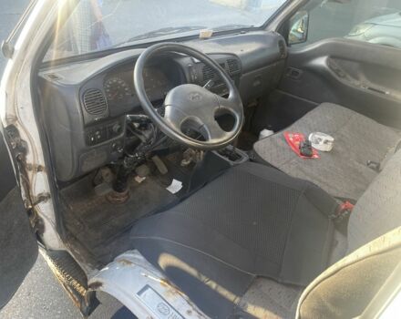 Белый Хендай Н 100, объемом двигателя 2.5 л и пробегом 320 тыс. км за 2000 $, фото 5 на Automoto.ua