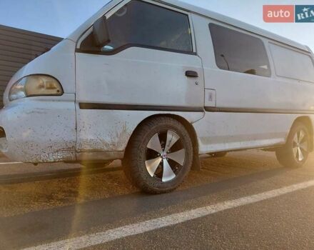 Белый Хендай Н 100, объемом двигателя 2.5 л и пробегом 200 тыс. км за 3000 $, фото 1 на Automoto.ua