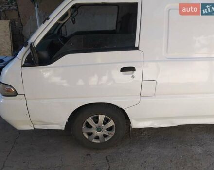 Белый Хендай Н 100, объемом двигателя 2.5 л и пробегом 330 тыс. км за 2000 $, фото 3 на Automoto.ua