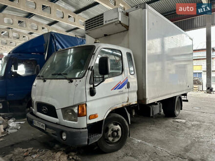 Белый Хендай НД 65, объемом двигателя 3.91 л и пробегом 244 тыс. км за 8000 $, фото 1 на Automoto.ua