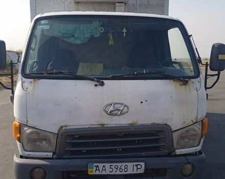 Белый Хендай НД 72, объемом двигателя 3.3 л и пробегом 765 тыс. км за 4300 $, фото 2 на Automoto.ua