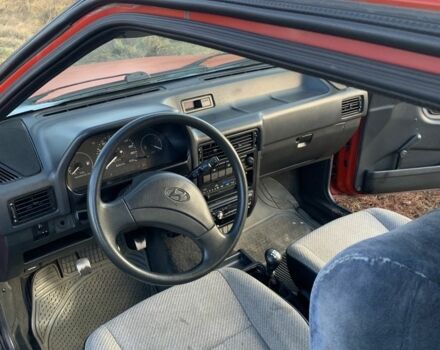 Красный Хендай Пони, объемом двигателя 1.5 л и пробегом 367 тыс. км за 1050 $, фото 3 на Automoto.ua