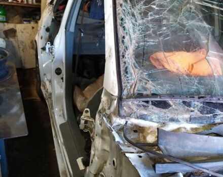 Белый Хендай Санта Фе, объемом двигателя 1.99 л и пробегом 140 тыс. км за 2500 $, фото 4 на Automoto.ua