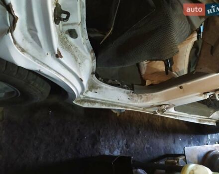 Белый Хендай Санта Фе, объемом двигателя 1.99 л и пробегом 140 тыс. км за 2500 $, фото 1 на Automoto.ua