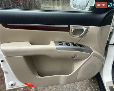 Белый Хендай Санта Фе, объемом двигателя 2.66 л и пробегом 140 тыс. км за 8700 $, фото 6 на Automoto.ua