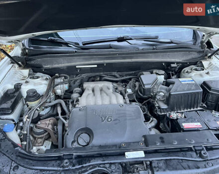 Белый Хендай Санта Фе, объемом двигателя 2.7 л и пробегом 176 тыс. км за 10100 $, фото 9 на Automoto.ua