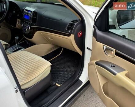 Білий Хендай Санта Фе, об'ємом двигуна 2.4 л та пробігом 135 тис. км за 10900 $, фото 6 на Automoto.ua