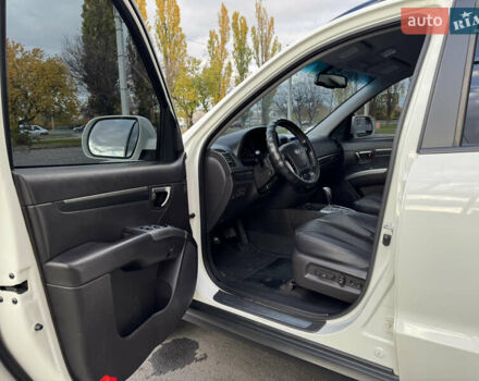 Белый Хендай Санта Фе, объемом двигателя 2.2 л и пробегом 223 тыс. км за 13300 $, фото 16 на Automoto.ua