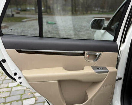 Білий Хендай Санта Фе, об'ємом двигуна 2.4 л та пробігом 98 тис. км за 13500 $, фото 24 на Automoto.ua