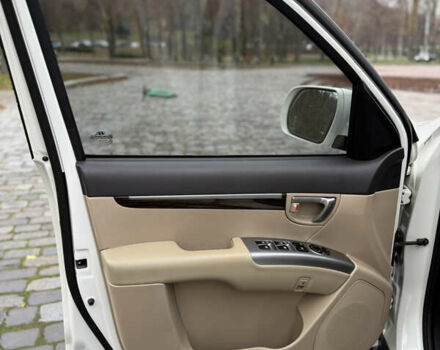 Білий Хендай Санта Фе, об'ємом двигуна 2.4 л та пробігом 98 тис. км за 13500 $, фото 18 на Automoto.ua