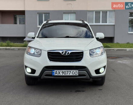Белый Хендай Санта Фе, объемом двигателя 2.2 л и пробегом 223 тыс. км за 13300 $, фото 1 на Automoto.ua