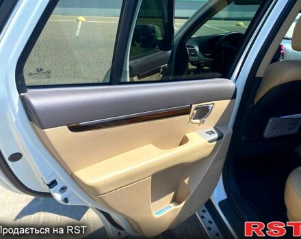 Белый Хендай Санта Фе, объемом двигателя 2.4 л и пробегом 111 тыс. км за 14000 $, фото 4 на Automoto.ua