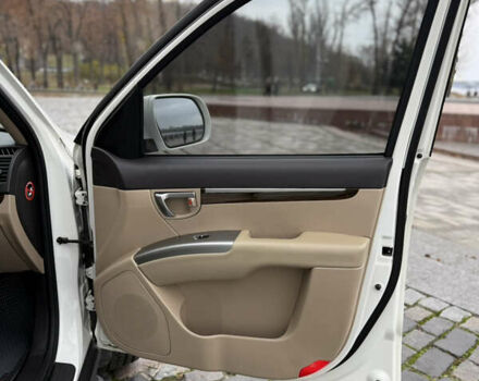 Білий Хендай Санта Фе, об'ємом двигуна 2.4 л та пробігом 98 тис. км за 13500 $, фото 33 на Automoto.ua