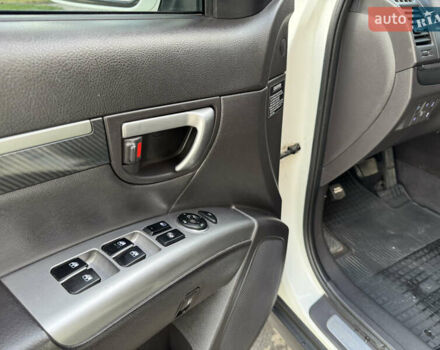 Белый Хендай Санта Фе, объемом двигателя 2.2 л и пробегом 223 тыс. км за 13300 $, фото 17 на Automoto.ua